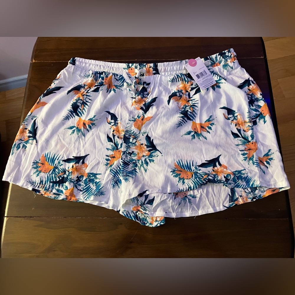 NWT White floral print shorts size L